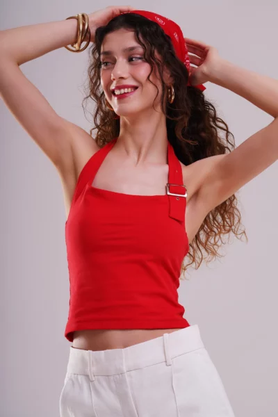 Czerwony Crop Top na Szyję z Metalową Klamrą 5