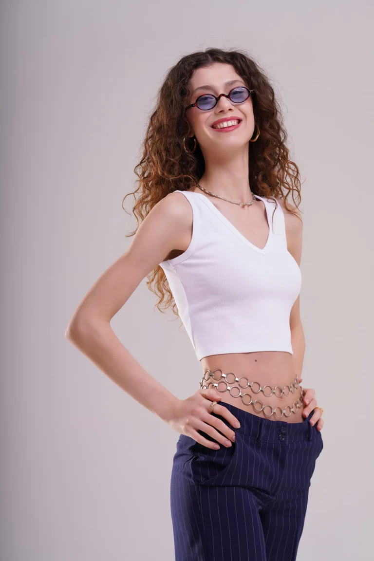 Damski Biały Crop Top z Dekoltem w Serek 2